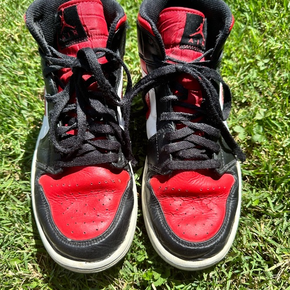 AIR JORDAN 1 MID - WHITE, BLACK, RED - SZ 9 - Picture 4 of 7